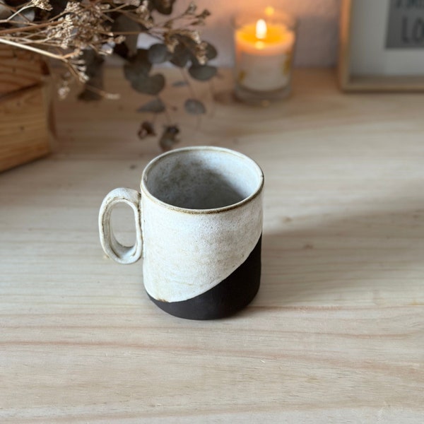 Taza kalahari de cerámica blanco y negro. Decoración con inspiración africana. Taza única totalmente hecha a mano.