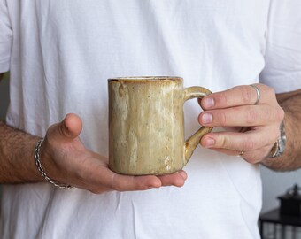 Tasse en céramique personnalisable : ajoutez une touche unique à votre routine matinale. Idéal pour un cadeau personnalisé.