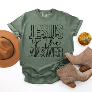 Jesus ist der Antwortblock | Stückgefärbtes Tee | Jesus | Glaube | Christian | T-Shirt