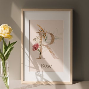 Ilustración de acuarela personalizada con la letra R para guardería: arte del alfabeto personalizado con decoración de flores silvestres, imagen inicial del nombre, regalo de letra