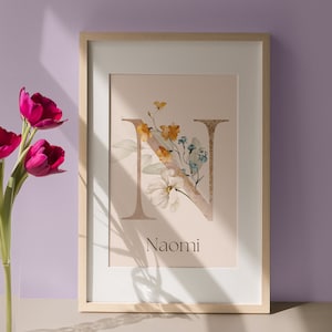 Ilustración de acuarela personalizada con la letra N para la guardería: arte del alfabeto personalizado con decoración de flores silvestres e inicial del nombre