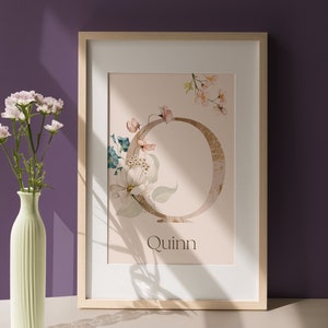 Ilustración de acuarela personalizada con la letra Q para la guardería: arte del alfabeto personalizado con decoración de flores silvestres e inicial del nombre