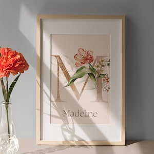 Ilustración de acuarela personalizada con la letra M para guardería, arte del alfabeto con decoración de flores silvestres, imagen inicial del nombre