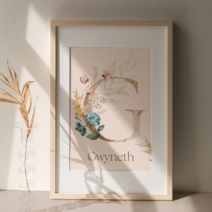 Ilustración de acuarela personalizada con la letra G para guardería, arte del alfabeto con decoración de flores silvestres, imagen inicial del nombre