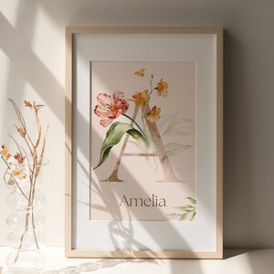Ilustración de acuarela personalizada con la letra A para guardería, arte del alfabeto con decoración de flores silvestres, imagen inicial del nombre