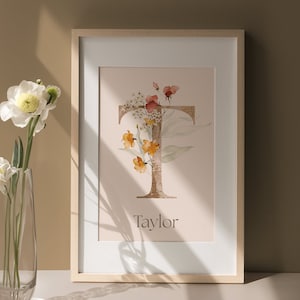 Ilustración de acuarela con la letra T personalizada para guardería: arte del alfabeto personalizado con decoración de flores silvestres, imagen inicial del nombre, regalo de letra