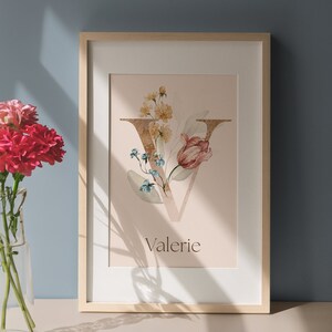 Ilustración de acuarela personalizada con la letra V para guardería, arte del alfabeto con decoración de flores silvestres, imagen inicial del nombre