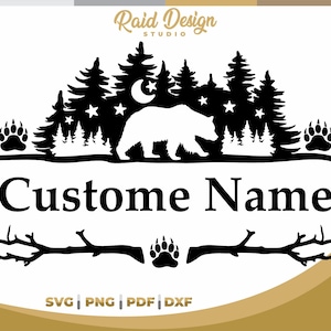 Puede incluir: Diseño en silueta en blanco y negro de un oso de pie frente a una luna y estrellas en un bosque. El texto "Raid Design Studio" está en la parte superior de la imagen. El texto "Custome Name" está debajo del oso. El texto "SVG PNG PDF DXF" está en la parte inferior de la imagen.