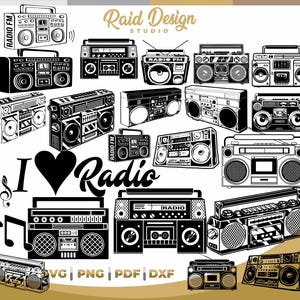 Puede incluir: Una colección de ilustraciones en blanco y negro de reproductores de cintas de cassette y boombox vintage. El texto "I Love Radio" aparece en el centro de la imagen. El texto "Raid Design Studio" aparece en la parte superior de la imagen. El texto "SVG PNG PDF DXF" aparece en la parte inferior de la imagen.