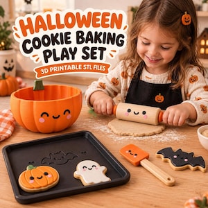 Op de afbeelding: Een Halloween koekjesbak speelset met 3D-printbare STL-bestanden. De set bevat een oranje kom in de vorm van een pompoen, een houten deegroller met een lachend gezicht, een zwarte bakplaat, een spatel en koekjes in de vorm van pompoenen, spoken en vleermuizen.