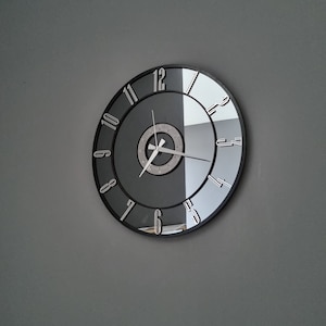 Übergroße Stille Spiegel-Wanduhr, dekorative moderne große Plexiglas-Wanduhr, silberne farbige Ziffern auf einem rauchfarbenen Spiegel Bild 1