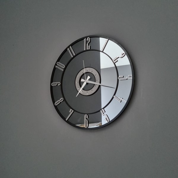 Übergroße Stille Spiegel-Wanduhr, dekorative moderne große Plexiglas-Wanduhr, silberne farbige Ziffern auf einem rauchfarbenen Spiegel