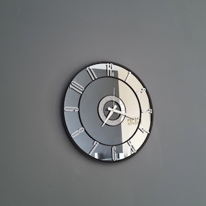 Übergroße Stille Spiegel-Wanduhr, dekorative moderne große Plexiglas-Wanduhr, silberne farbige Ziffern auf einem rauchfarbenen Spiegel Bild 3