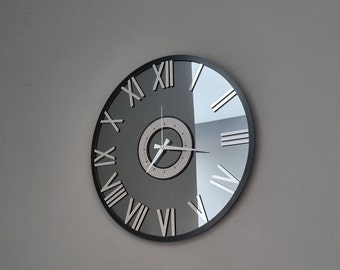 Übergroße, geräuschlose Spiegel-Wanduhr, dekorative, moderne, große Plexiglas-Wanduhr, silberfarbene Ziffern auf einem rauchfarbenen Spiegel