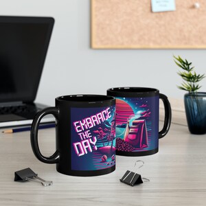 Abbraccia il giorno Tazza nera da 11 once, Synthwave, Regalo estivo, Amante degli anni '80