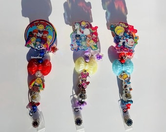 Holografisk RainbowBrite-bricka • ID-hållare med 80-talstecknad nostalgi • Bricka med klämma i akryl, rainbowbrite vintage