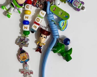 Llavero grueso personalizado inspirado en Toy Story / Colgante para bolso de Woody, Buzz, Rex y Forky / Llavero personalizado de nostalgia de los 90 / Regalo Disney para adultos /