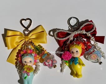 Llavero Coquette Sonny Angel, llavero de lujo con perlas y lazo en forma de flor de ángel, llavero personalizado lindo y caprichoso, ángel Sonny con diamantes de imitación