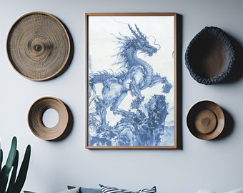 Op de afbeelding: Een ingelijste print van een blauwe en witte draakillustratie. De draak is afgebeeld in een dynamische pose, met zijn vleugels uitgespreid en zijn klauwen uitgestrekt. De achtergrond is een lichtblauwe en witte waslaag, met hints van wolken en bergen.