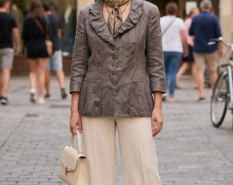 Marynarka Vintage Elégance Paris Pinstripe Linen Blazer – Dwurzędowa marynarka z falbaną i baskinką