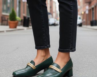 Mocasines vintage de piel verde de los años 90, punta cuadrada con detalle dorado, tacón grueso, talla EU 39.
