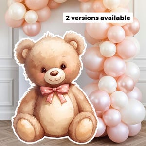 Pode incluir: Ilustração em aquarela de um urso de pelúcia com laço rosa, rodeado por um arco de balões em tons de rosa e branco. O texto "2 versions available" é exibido no topo. O urso está sentado.