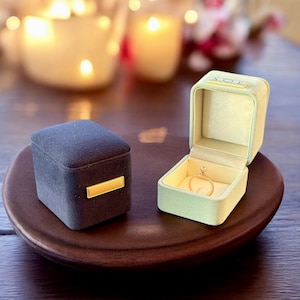 Luxe fluwelen ringendoosje | Initialen bruid en bruidegom personaliseerbaar ontwerp
