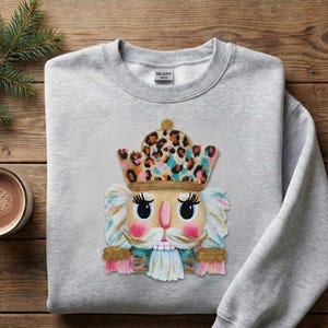 Faux Stickerei Nussknacker Sweatshirt, Preppy Weihnachten Shirt, Leopard Muster Urlaub, Chenille Patch Style, Kokette Geschenk
