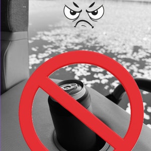 Könnte beinhalten: Schwarz-silberne Dose in einem schwarzen isolierten Halter, mit einem roten Verbotsschild darüber. Ein wütendes Gesicht befindet sich über der Dose. Der Hintergrund zeigt einen See und Bäume.