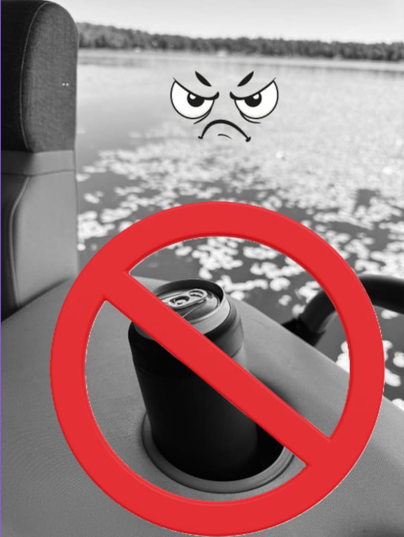 Puede incluir: Lata negra y plateada en un soporte aislante negro, con un signo de prohibici&oacute;n rojo encima. Un gr&aacute;fico de cara enfadada est&aacute; encima de la lata. El fondo muestra un lago y &aacute;rboles.