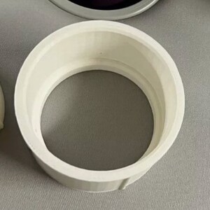 Puede incluir: Un objeto circular blanco con un borde ancho y un centro hueco. El objeto parece estar hecho de un material s&oacute;lido y tiene una superficie lisa y limpia. El dise&ntilde;o es simple y funcional.