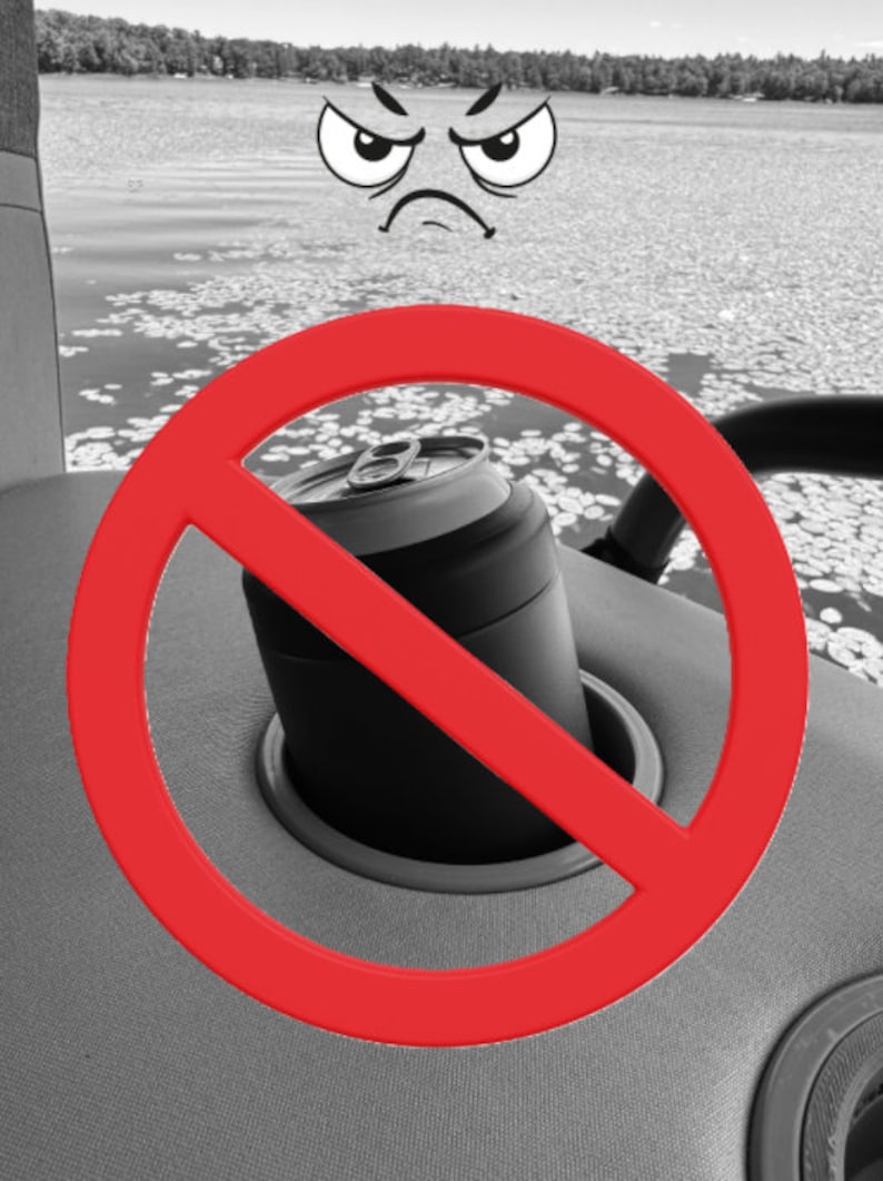 Puede incluir: Una lata negra y plateada en un portavasos, con un letrero de prohibici&oacute;n rojo encima. El fondo muestra un lago con nen&uacute;fares y una cara de dibujos animados con expresi&oacute;n de enfado.