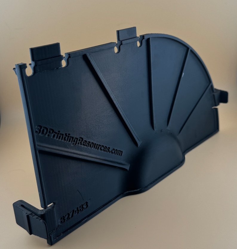 Pu&ograve; includere: Un pezzo di plastica nera stampato in 3D con un design a forma di ventaglio. Il pezzo ha un logo 3DPrintingResources.com in rilievo e il numero 327483 stampato su di esso.
