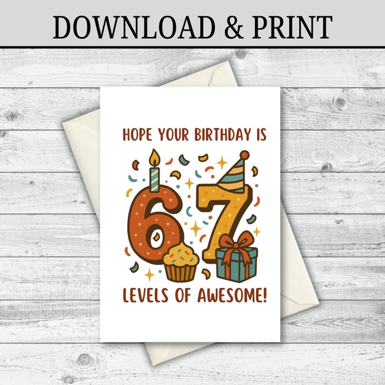 Pu&ograve; includere: Biglietto di auguri di compleanno con la scritta "HOPE YOUR BIRTHDAY IS 67 LEVELS OF AWESOME!". Il biglietto presenta i numeri 6 e 7, un cupcake, un regalo e coriandoli. Il biglietto &egrave; all'interno di una busta color crema.