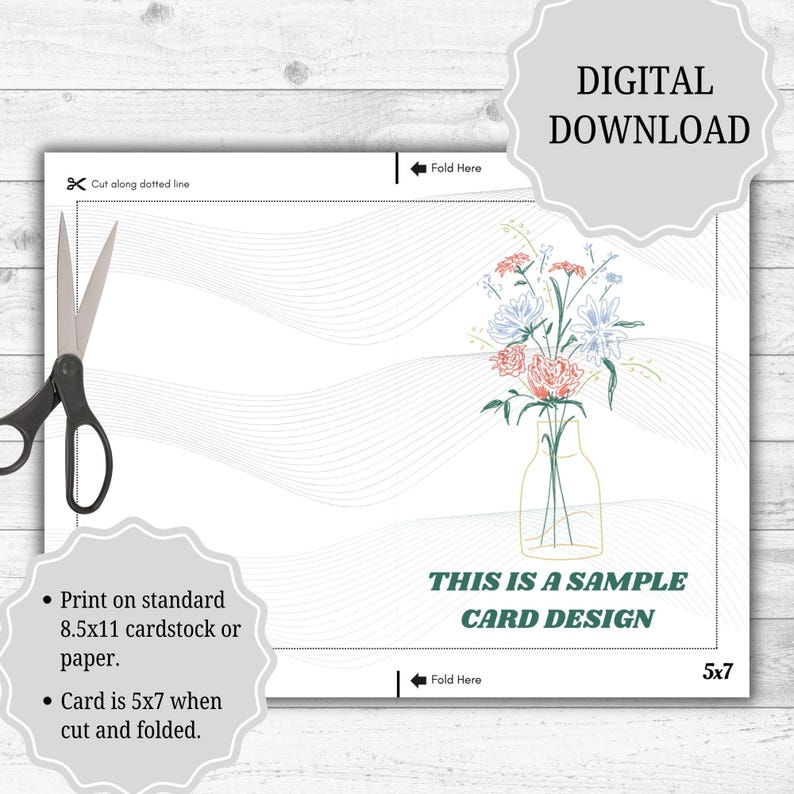 Pu&ograve; includere: Un design di biglietto bianco con un'illustrazione floreale in un vaso, con il testo "THIS IS A SAMPLE CARD DESIGN". Il biglietto misura 12,7x17,8 cm quando viene tagliato e piegato. Include le istruzioni per la stampa su cartoncino A4.