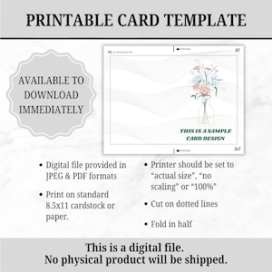 Pu&ograve; includere: Modello di biglietto stampabile con un design floreale in un vaso di vetro. La carta recita "This is a sample card design". Le istruzioni includono la stampa su carta A4, il taglio lungo le linee tratteggiate e la piegatura. Download immediato.