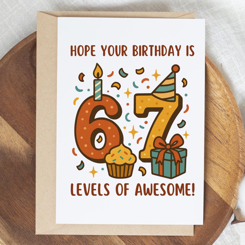 Pu&ograve; includere: Biglietto di auguri di compleanno con la scritta "HOPE YOUR BIRTHDAY IS 67 LEVELS OF AWESOME!". Il biglietto presenta il numero 6 con una candela, il numero 7 con un cappello da festa, un cupcake e un pacco regalo con un fiocco.