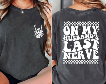 Komfortfärger på min mans sista nerv T-shirt, rolig fru-tröja, humor bröllopströja, möhippa-tröja, rolig förlovningströja