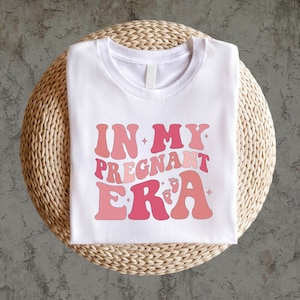 Koszulka z napisem „W mojej ciąży” T-shirt, koszulka ciążowa, bluza z nadrukiem Baby Reveal, koszulka na dzień matki, słodka koszulka dla nowej mamy, bluza z kapturem dla pierwszej mamy