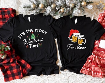 Camisetas navideñas para parejas, camiseta "Es el momento más maravilloso para tomar una cerveza", camisetas navideñas a juego, camisetas navideñas para parejas, camiseta de marido y mujer