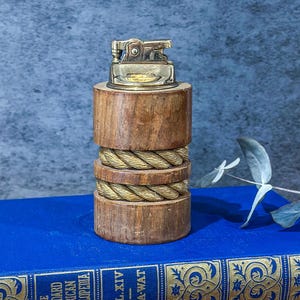 Isqueiro de mesa vintage de madeira náutica com detalhe de corda, isqueiro colecionável de meados do século, isqueiro de mesa, decoração para casa