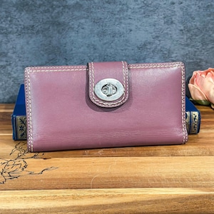 Portefeuille Coach en cuir lavande avec fermeture Turnlock et couverture de chéquier Matériel Silveryone Portefeuille Coach classique Accessoire Coach