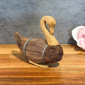 Vintage Hand-carved Wooden Swan Figurine Autumn Fall Decor Vintage Collectible Harvest-inspired Swan Decoration Rustic Straw Swan Home Decor