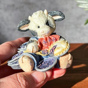 Vintage Mary&#39;s Moo Moos Figurine: &#39;Cow Pie&#39; Collectible, 1994