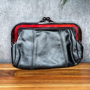 Vintage 1980er Jahre Schwarze Leder Clutch mit Kunststoff Kiss Lock Rahmen Geldbörse Retro Abendtasche Stilvolle Vintage Handtasche