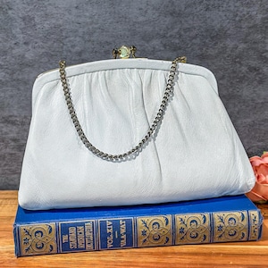Vintage Ande White Faux Leather Clutch Purse with Kisslock Closure and Gold Chain Strap Evening Bag Retro Handbag Classic Elegant Purse