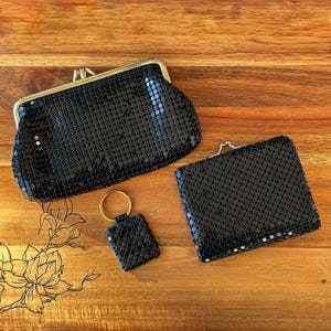 Vintage Black Mesh Wallet Set: Kiss Lock Snap Clutch Geldbörse, Geldbörse Wallet, Schwarzer Schlüsselanhänger - Atemberaubende Vintage Accessoires