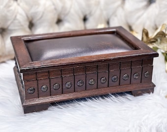 Vintage Carved Wood Jewelry Valet Box: Timeless Elegance in Brown