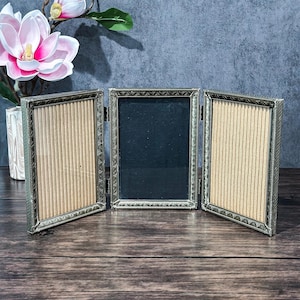 Vintage Ornate Triple Picture Frame Folding Hinged Metal Frame Red Velvet Back 3-Panel Photo Display Antique Home Decor Vintage Gift