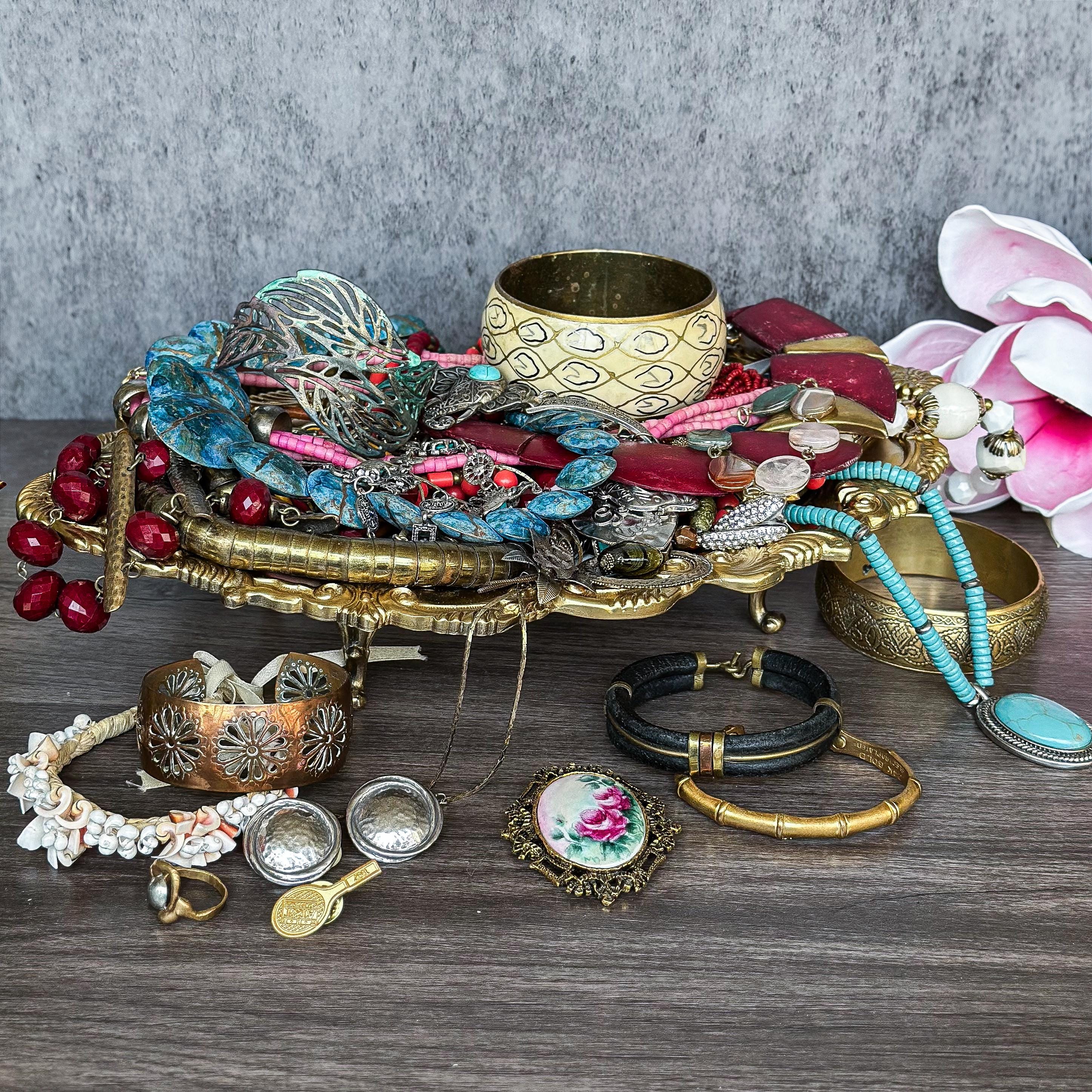 Lot De Bijoux Vintage En Cuir Et Laiton - à Porter, Détourner Ou Restaurer, Référence Lbb0303, Occasion